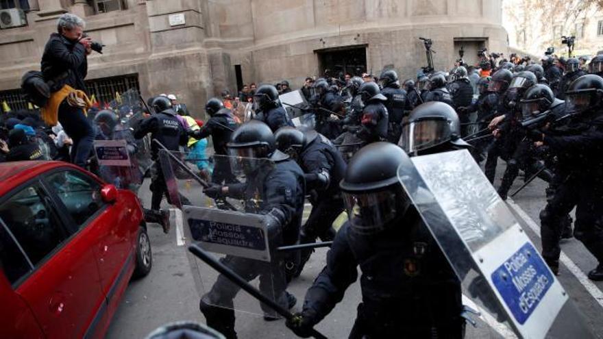 Momentos de tensión en Vía Laietana entre Mossos y manifestantes