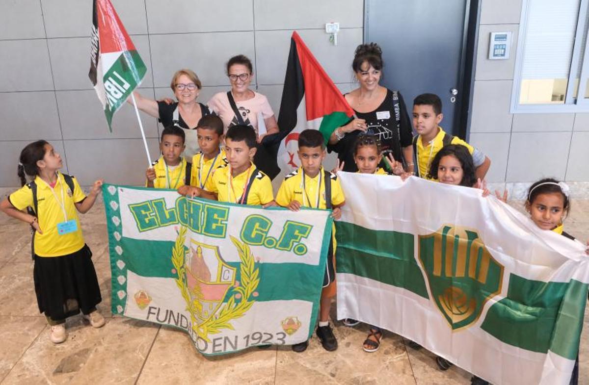 Llegada de niños saharauis al aeropuerto Alicante-Elche este pasado verano. | ÁXEL ÁLVAREZ