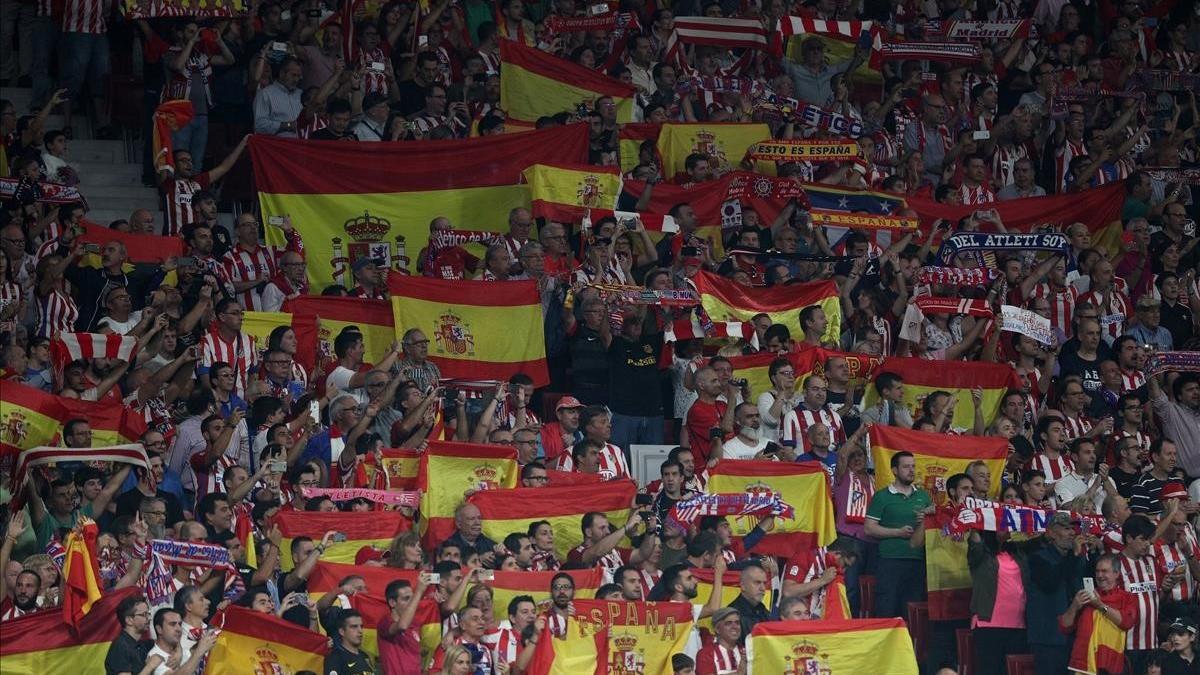 El fondo ocupado por el Frente Atlético se pobó de banderas en varios momentos del encuentro