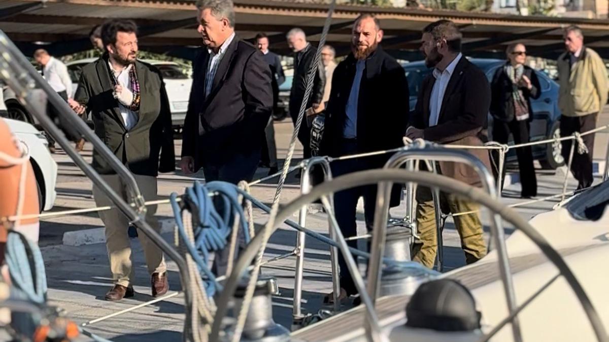 Visita del conseller al puerto de la Pobla de Farnals.