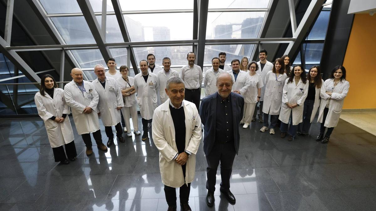 Los integrantes del equipo médico de Otorrino del HUCA. De izquierda a derecha, en primer término, José Luis Llorente Pendás (jefe del servicio) y Carlos Suárez Nieto (exjefe). Detrás, Cristina Carbonero González (MIR), Faustino Núñez Batalla, César Álvarez Marcos, Ernesto Martín Guillermo (MIR), Paz Pérez Vázquez, Andrés Coca Pelaz, Jesús Trabado Cabrera (MIR), Justo Gómez Martínez, Fernando López Álvarez, Juan Pablo Rodrigo Tapia, Daniel Cutillas Montero (MIR), Daniel Pedregal Mallo, María Jiménez Aparicio (rotante), Carmen Rosal Fraga, Arnau Massó Romero (rotante), Vanessa Suárez Fente, María Escosura (preMIR), Patricia García-Cabo Herrero, Camino Álvarez Fernández (MIR) y Paula Sánchez Fernández. Faltan Rafael Sánchez Fernández y María Costales Marcos.
