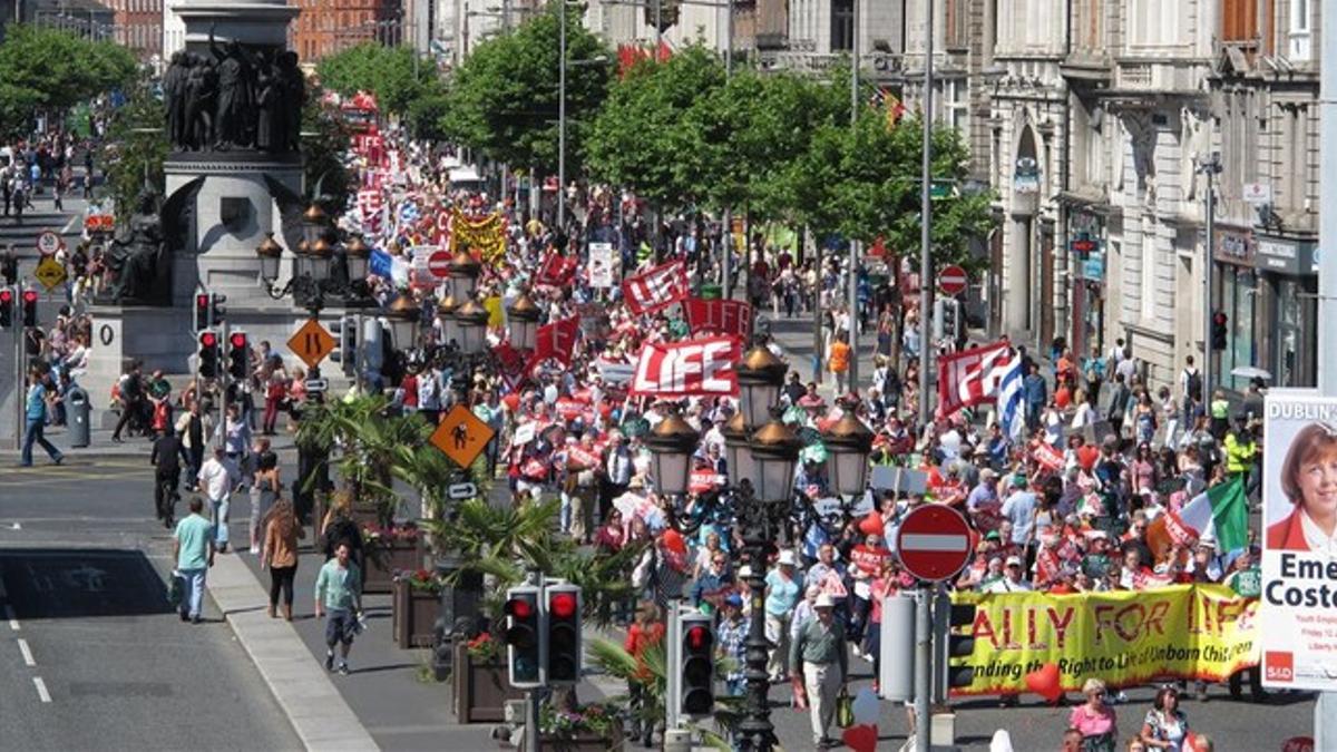 Manifestantes antiabortistas contrarios a la ley de la interrupción del embarazo recorren las calles de Dublín, el 6 de julio del 2013.