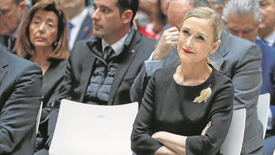 Cifuentes se enroca y tiene claro que solo se irá si se lo pide Rajoy