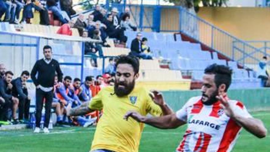 Dos jugadores luchan por un balón durante el partido de ayer.