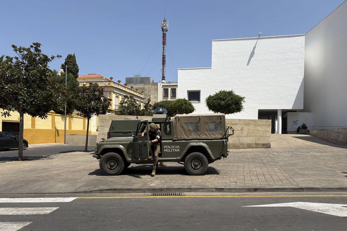 CEUTA, 10/08/2026.- Imagen de un vehículo de Policía Militar en Ceuta, este lunes. La Comandancia General de Ceuta ha ordenado la cancelación de todos los permisos de sus militares destinados en la ciudad autónoma desde el próximo jueves, 13 de agosto, y hasta nueva orden, salvo en casos excepcionales, según han confirmado a EFE fuentes de Defensa. EFE/Laura Rincón