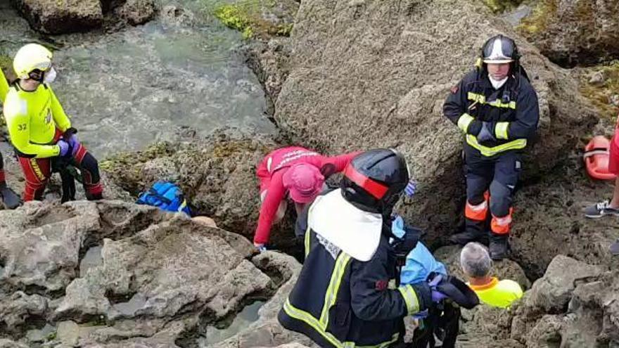 Rescatan a una mujer que se precipitó a las rocas de la playa de San Lorenzo en Gijón