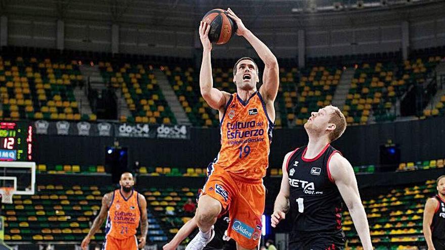 San Emeterio, en una acción del partido ante el Bilbao Basket