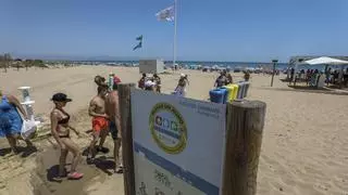 La asociación de banderas azules plantea cómo deben ser las playas: sin humo, sin duchas y sin papeleras