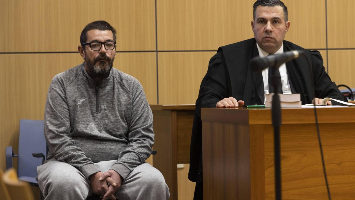 El acusado de asesinar a su hijo de once años en Sueca, junto a su abogado.