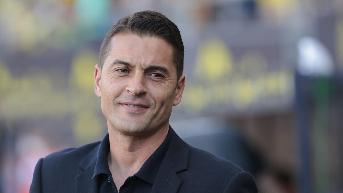 Francisco, técnico del Elche, en el estadio Nuevo Mirandilla de Cádiz