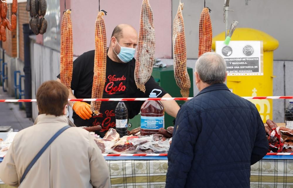 Vuelta del mercado dominical de abastos en Mieres