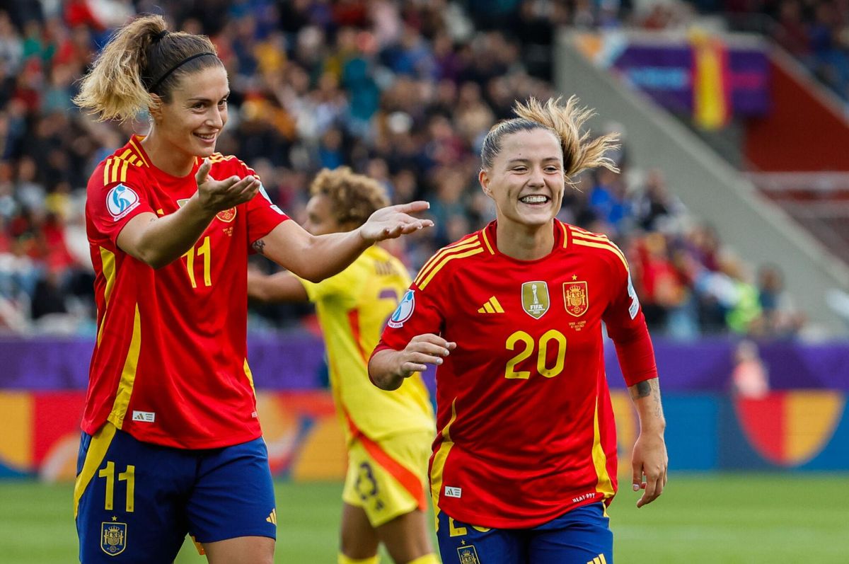 Claudia Pina y Alexia Putellas celebran el gol del 5-2 ante Bélgica.