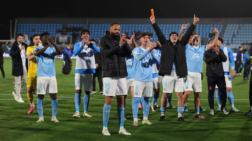 Los futbolistas de la UD Ibiza agradecen a la afición su apoyo tras derrotar al Yeclano. | M. SASTRE
