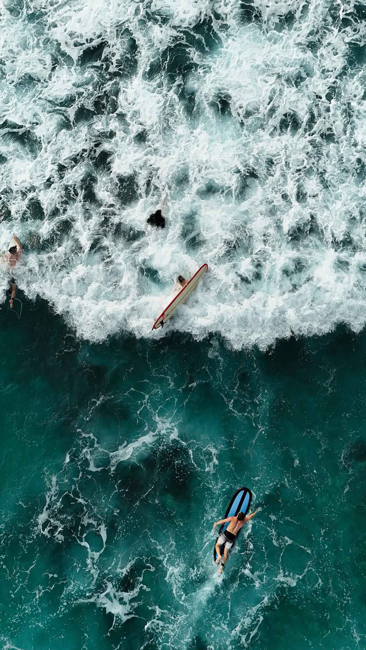 El surf en Maldivas se practica sobre arrecifes, con olas que rompen lejos de la orilla y salidas habituales en barco.