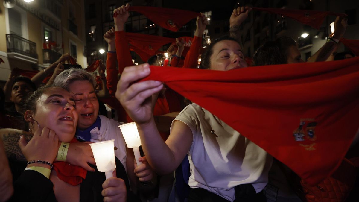 A las 12 de la noche, se han dado por finalizados oficialmente los Sanfermines 2025 con el canto del Pobre de Mí.