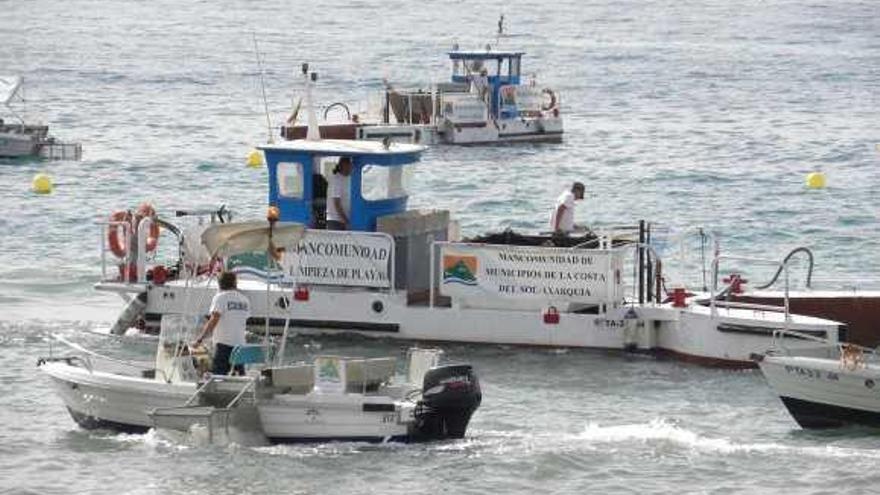 Varios barcos contratados por la Mancomunidad de Municipios de la Costa del Sol limpian las aguas del litoral.