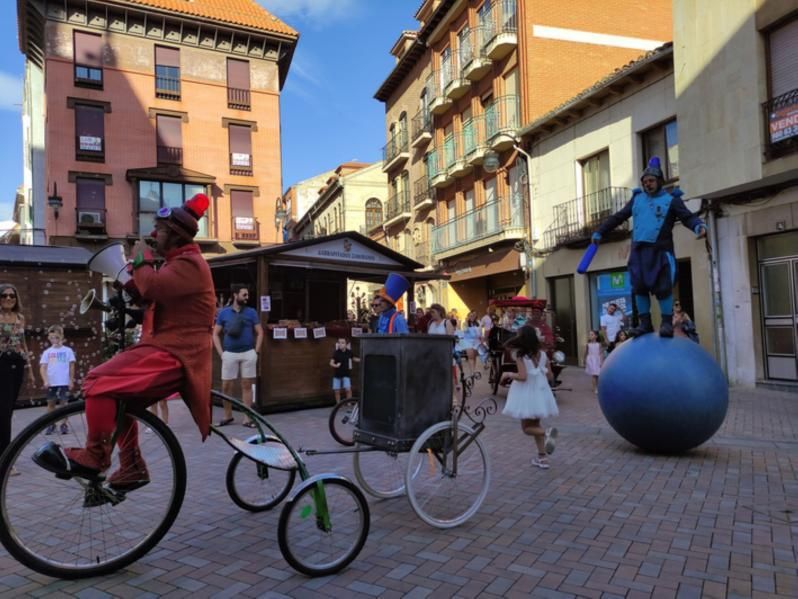 Pasacalles en la Feria de Productos de la Tierra en Benavente. / E. P.