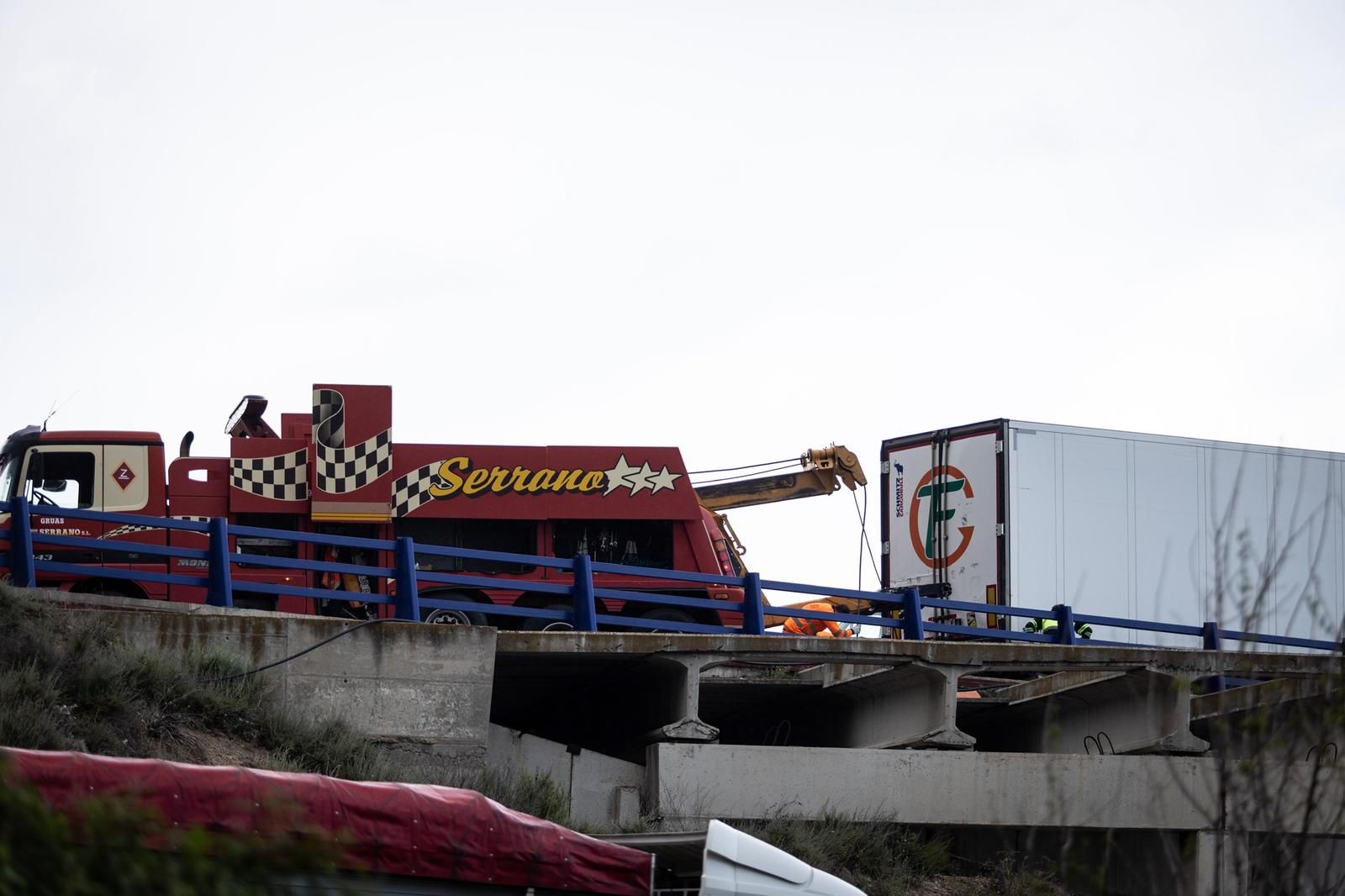 En imágenes | Accidente entre cinco camiones en la A-68 que ha obligado a cortar la autovía
