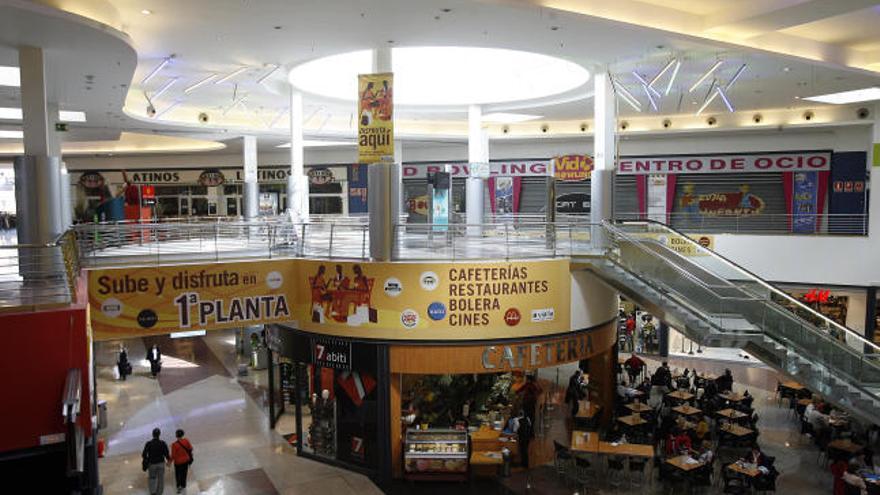 Interior del centro comercial  Vialia, en la estación María Zambrano.