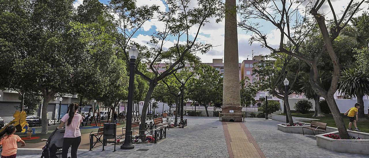 Los trabajos acometidos en la plaza Pilar Miró han puesto en valor la chimenea. | ANTONIO AMORÓS