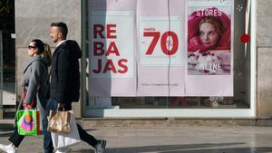 Varias personas realizan compras en el  inicio de las primeras rebajas del año en comercios de la capital malagueña.  A 8 de enero de 2024, en Málaga (Andalucía, España).