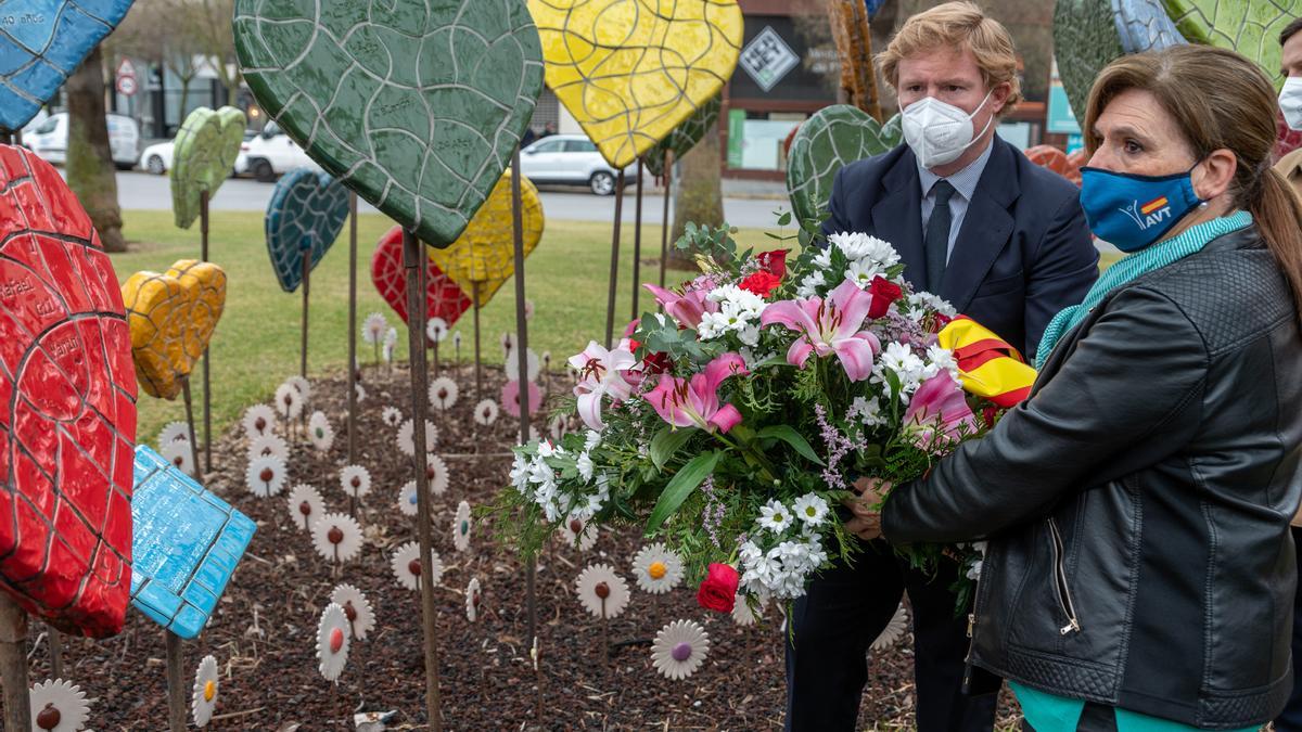 El alcalde de Badajoz y la delegada de la AVT en Extremadura depositan el ramo de flores en la rotonda de los Corazones, dedicada a las víctimas del terrorismo.