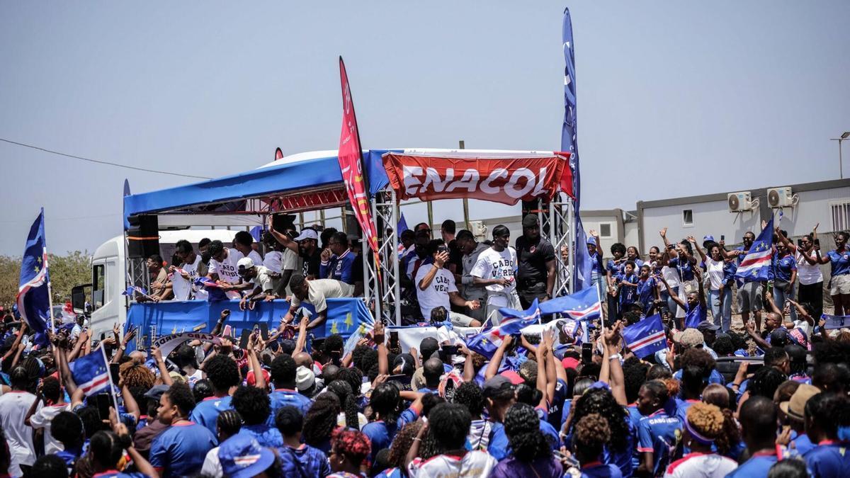 Ciento de seguidores reciben en Praia a los jugadores de Cabo Verde tras su gran Mundial.