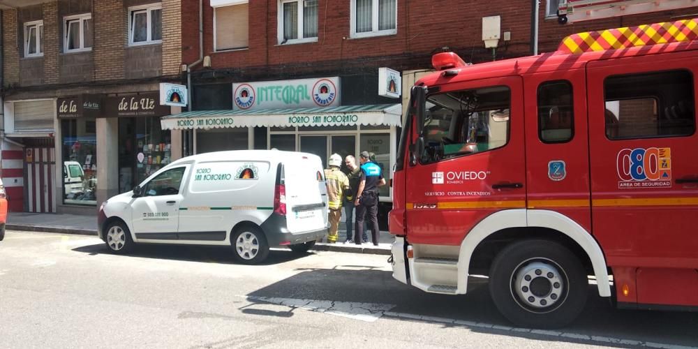 Desalojado un edificio en la avenida del Cristo por un incendio en una panadería