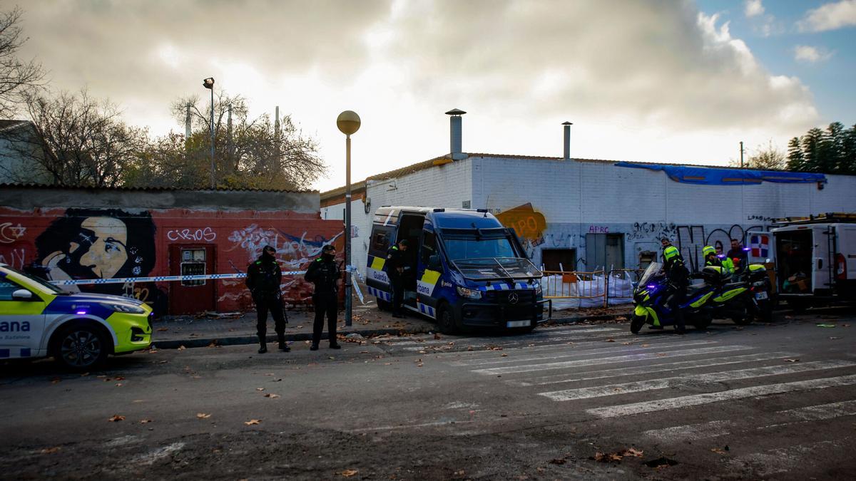 La policía monta guardia ante las entradas del instituto B9 de Badalona, desalojado este miércoles