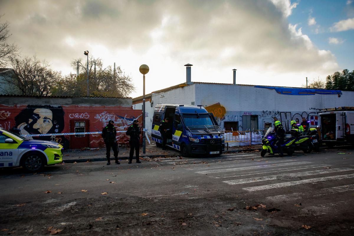 La policía monta guardia ante las entradas del instituto B9 de Badalona, desalojado este miércoles