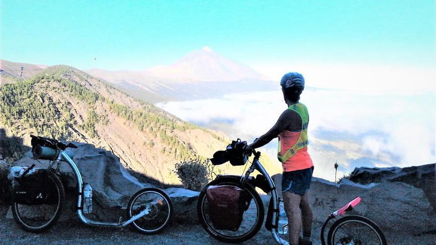 Susana Gómez durante el ascenso a Las Cañadas, en Tenerife, con el Teide al fondo en 2017.