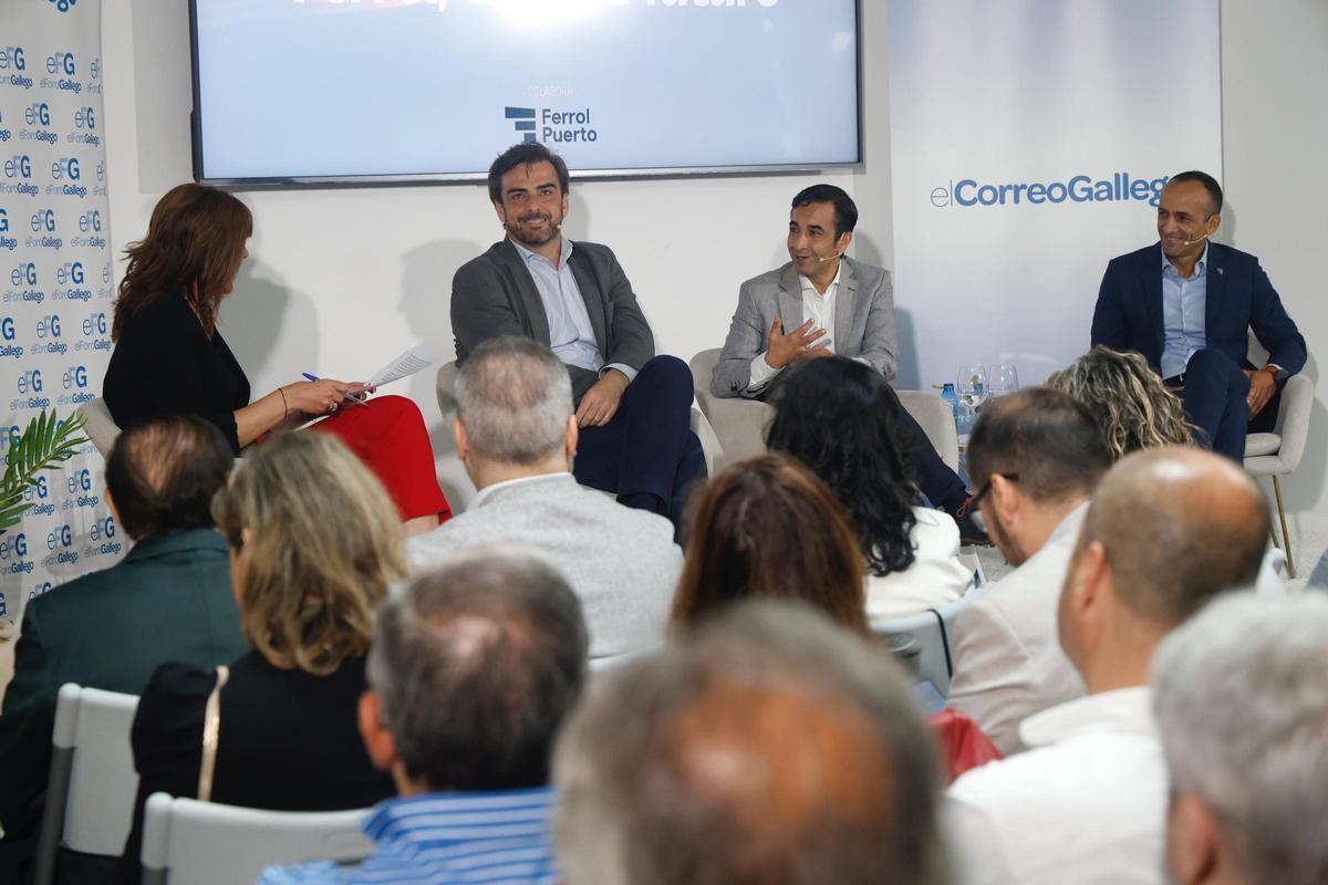 Diego Calvo, izquierda, José Manuel Rey Varela y Francisco Barea, en el transcurso de la mesa de debate en la que participaron en el marco del foro ‘Ferrol, tren de futuro’