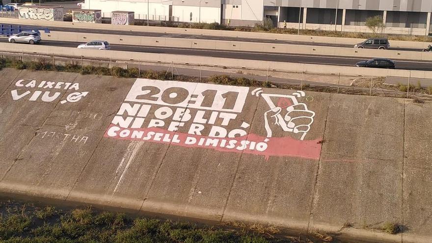 Repintan el mural en homenaje a las víctimas de la dana en el nuevo cauce