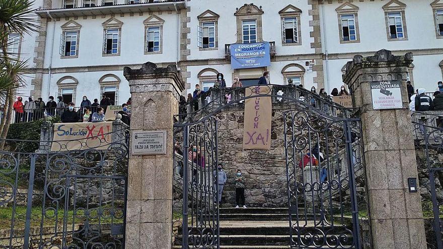 Alumnos, profesores y padres realizaron ayer la primera protesta en la hora del recreo.