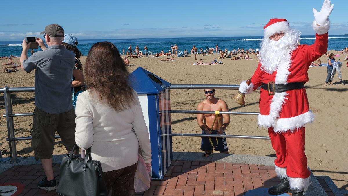 Papá Noel ante la mirada de turistas y locales este domingo en Las Canteras.