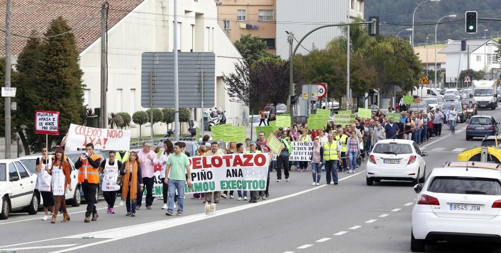 Protesta de los vecinos de Chapela por la ampliación de la AP-9. // R. Grobas