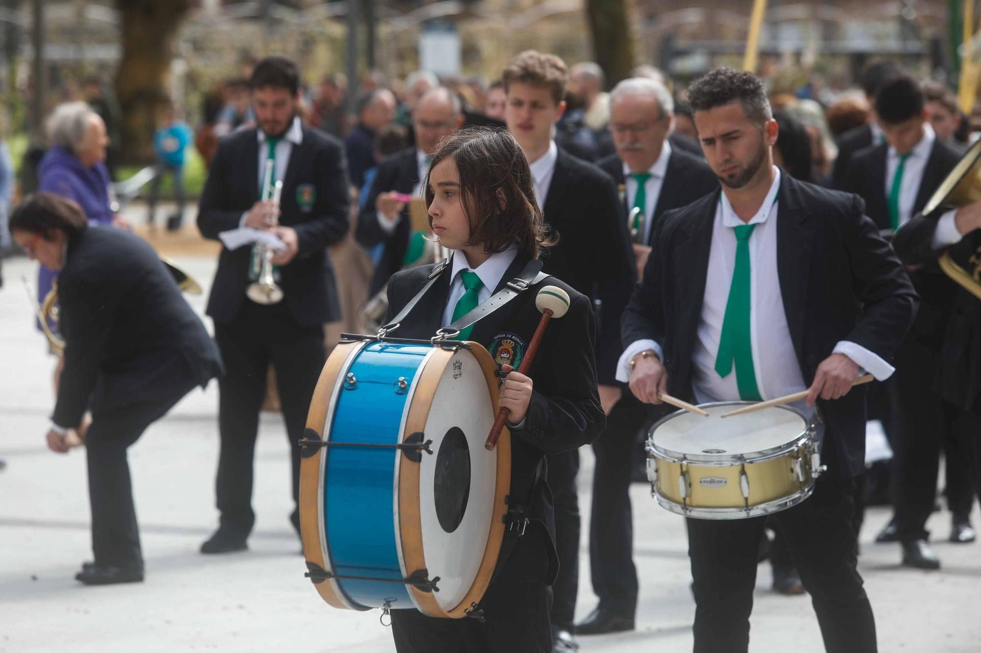 Multitudinaria bendición de ramos y procesión de La Borriquilla en Avilés