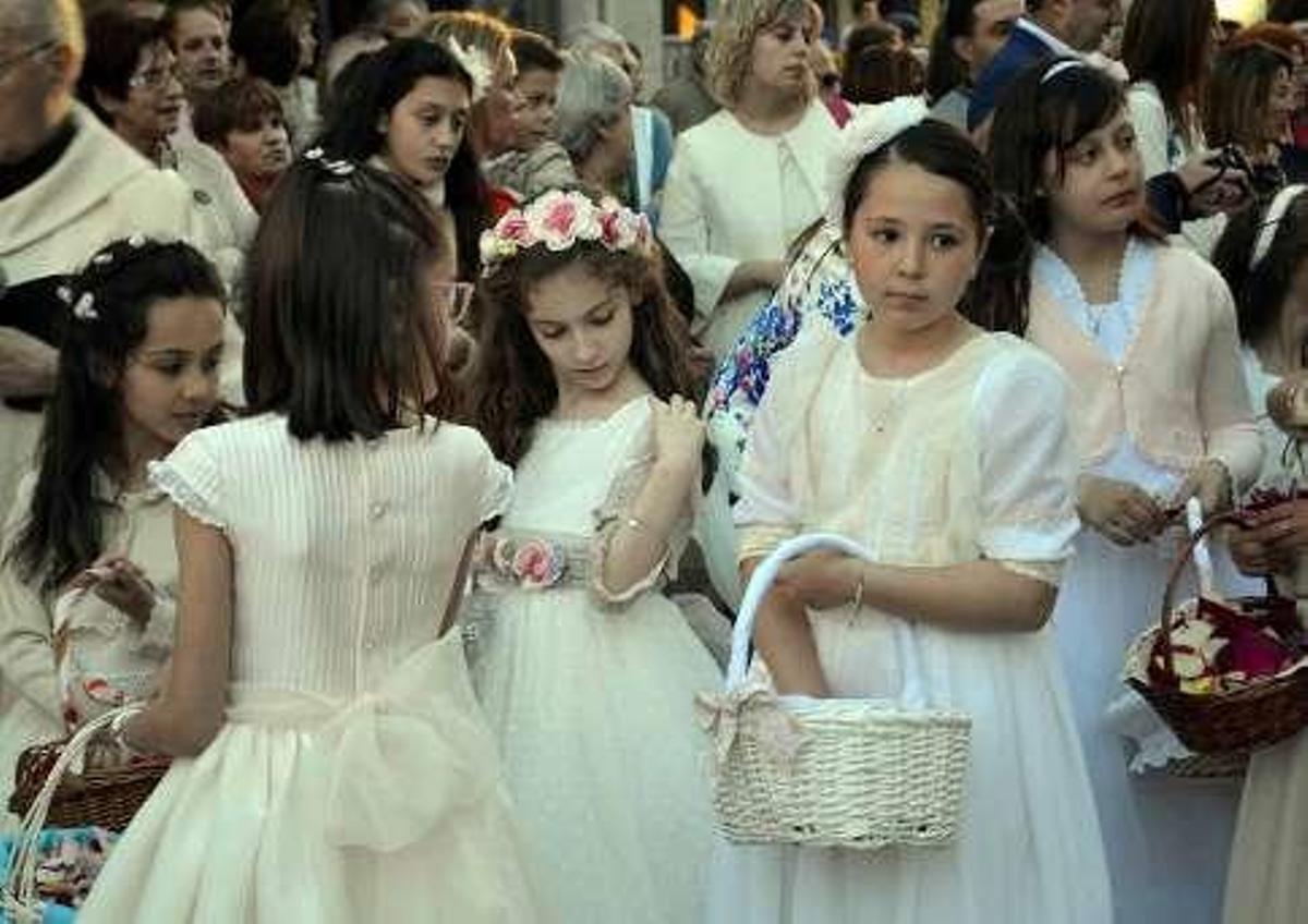 Pétalos y oración por el Corpus