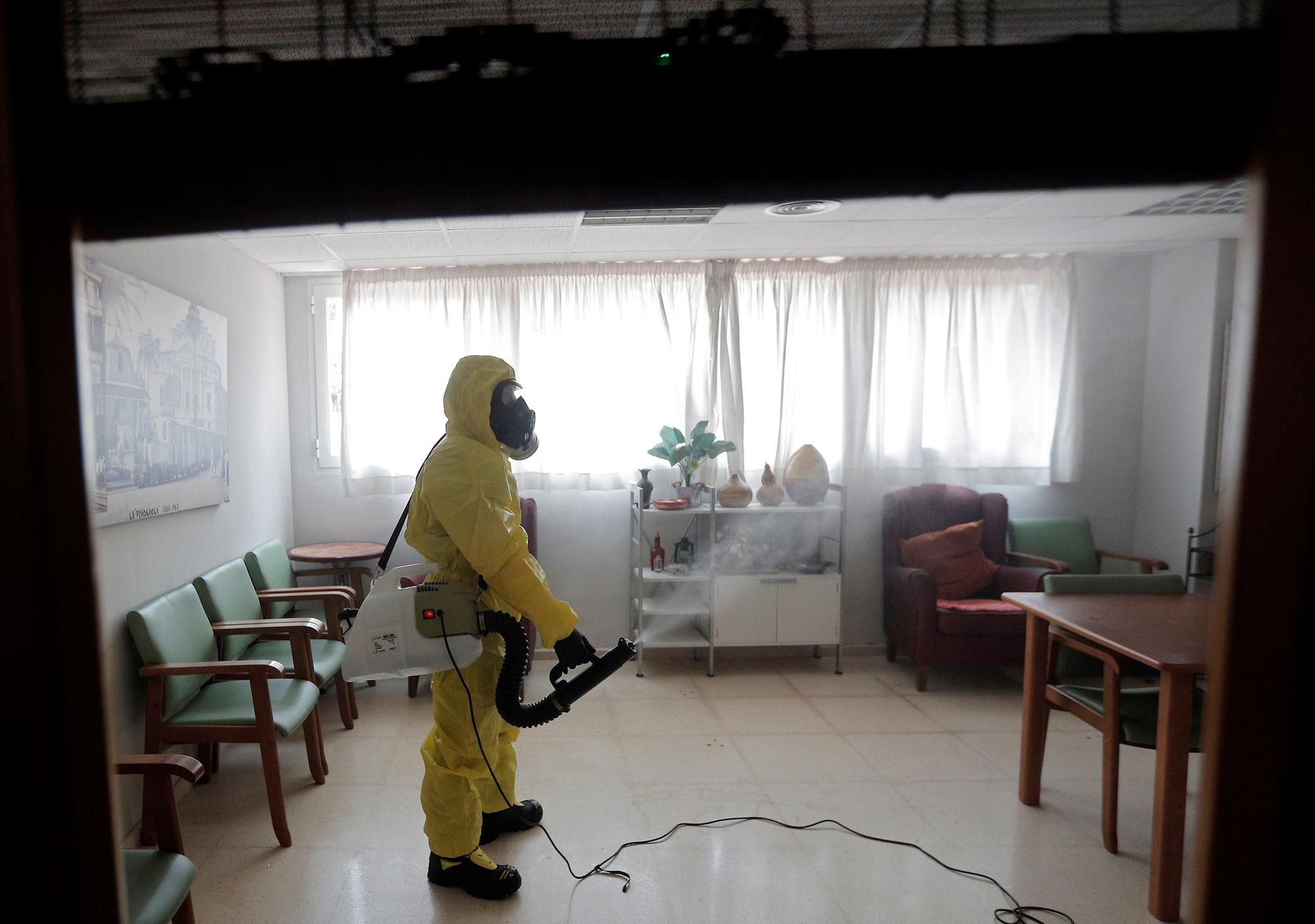 Labores desinfección en una  residencia ancianos en Valencia