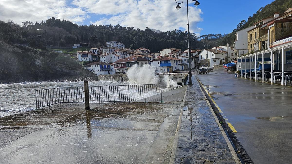 El espectacular oleaje en Tazones, en imágenes