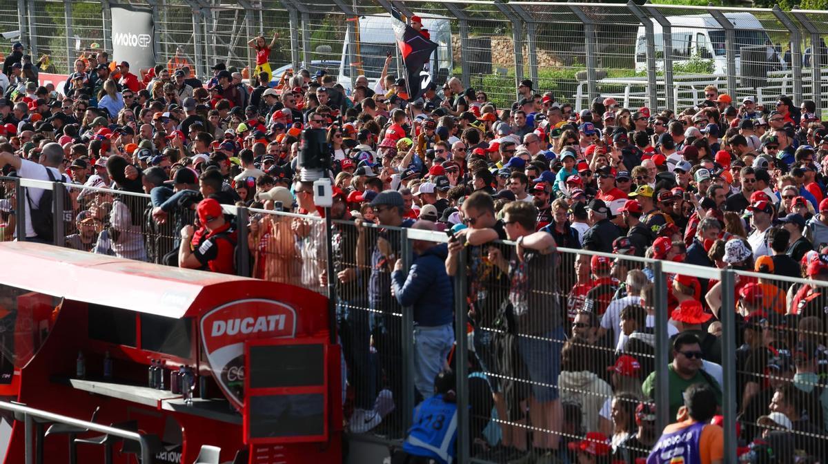 Miles de aficionados invadieron la pista al final para ver el podio de MotoGP