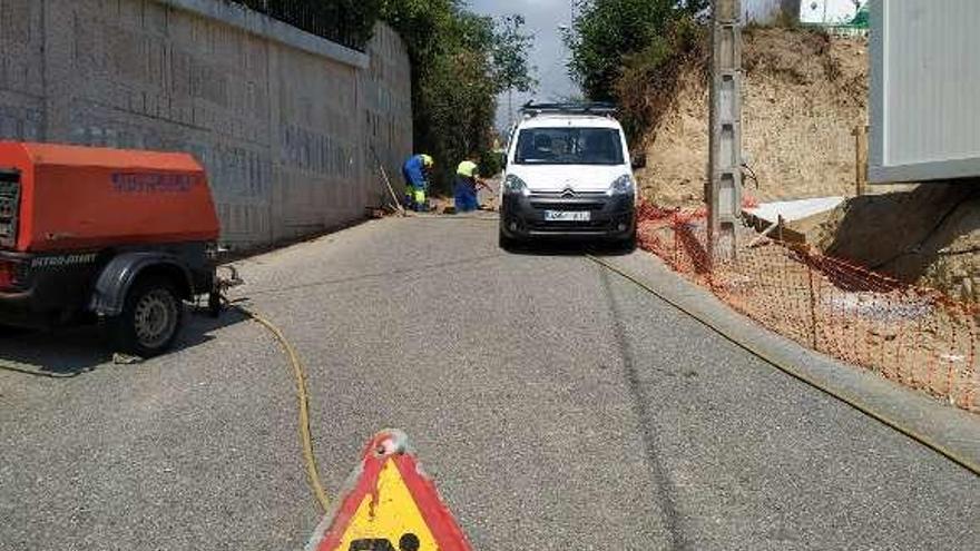 Trabajadores de Aqualia en una obra de abastecimiento. // G.N.