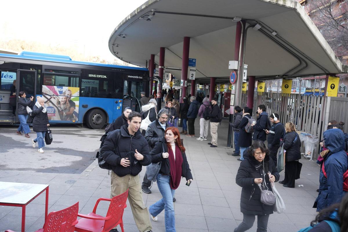 Pasajeros en la estación de autobuses de Fabra i Puig