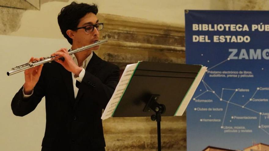 Fernando Barba en un concierto anterior en la Biblioteca Pública. | L.O.Z.