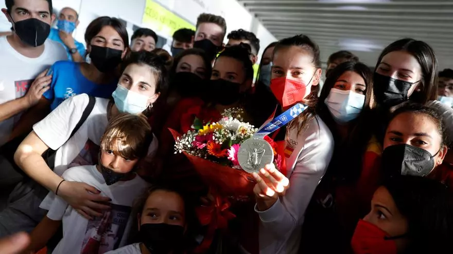 Adriana Cerezo y David Valero ya lucen sus medallas en España