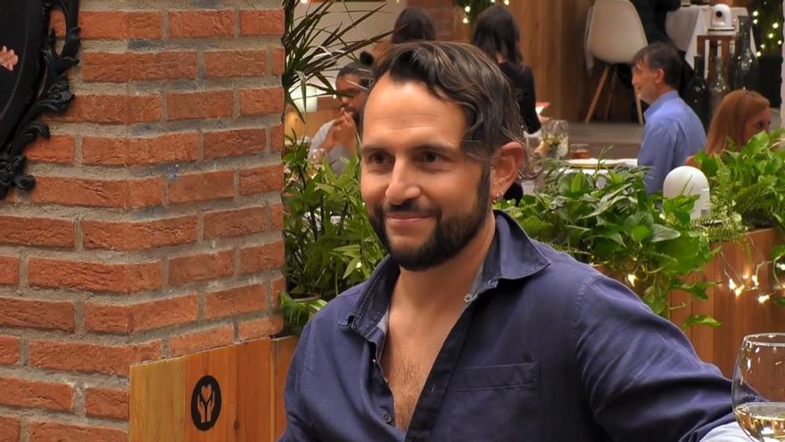 La dependència d’un comensal de ‘First Dates’ del seu gos espanta la seva cita: «No m’agrada ser la tercera al llit»