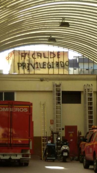 Con pegatinas y pintadas, reclaman una reunión con el alcalde y la destitución del actual inspector jefe, José Cruz.