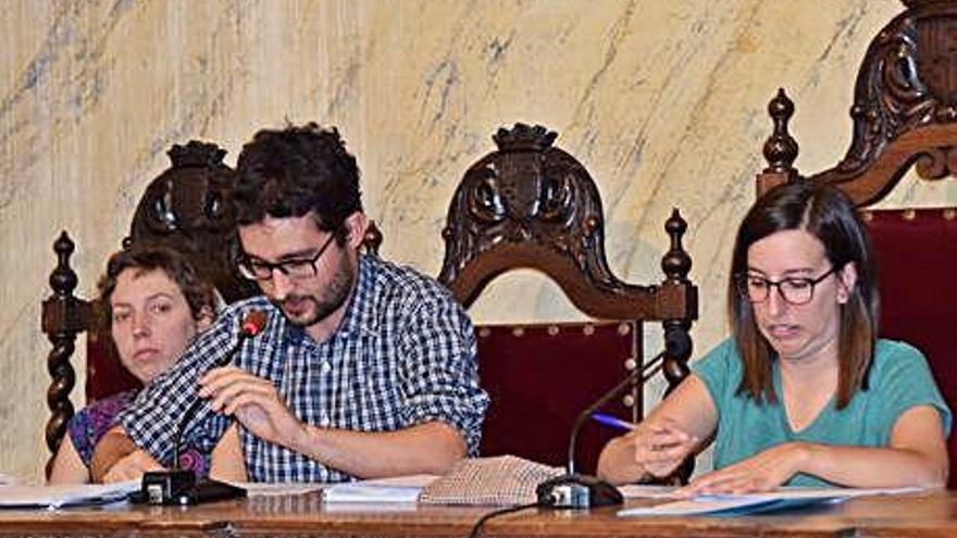 El regidor d&#039;Hisenda, Marià Miró, explicant la retirada de la proposta