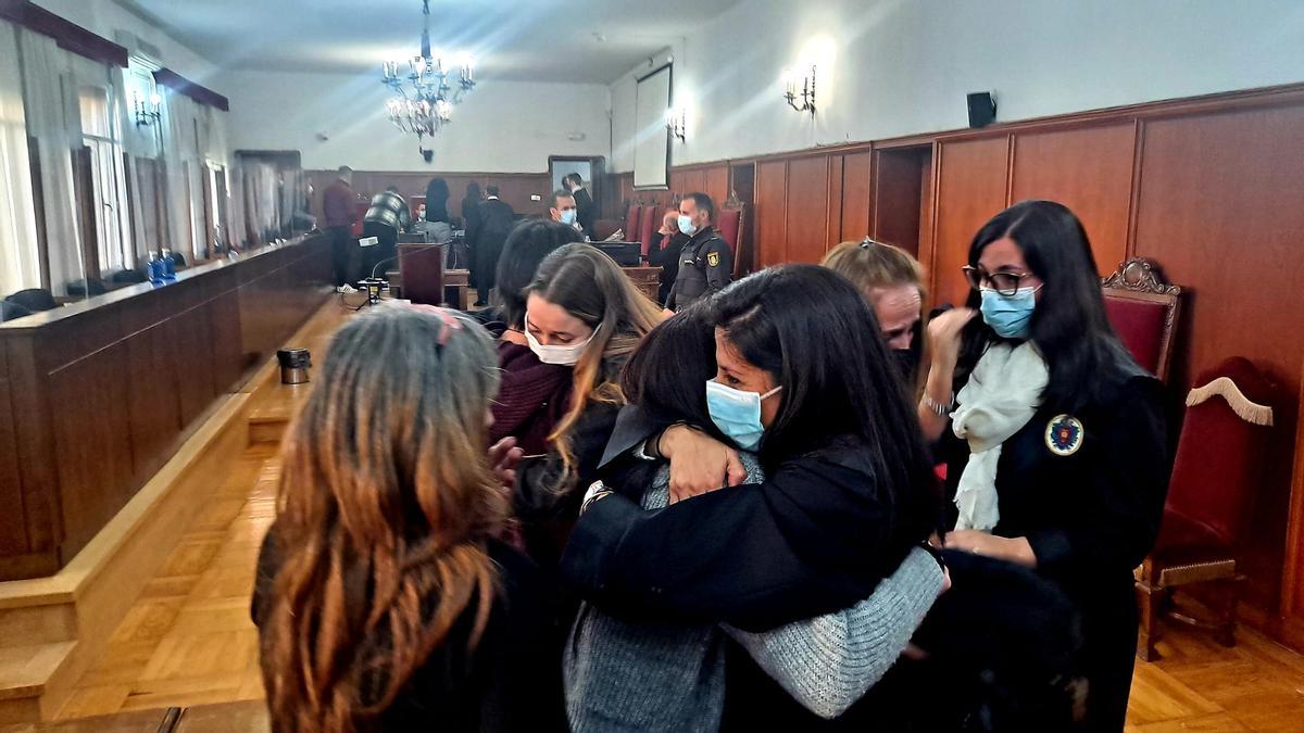 Las hermanas de la víctima y sus abogadas se abrazan entre lágrimas tras escuchar el veredicto.
