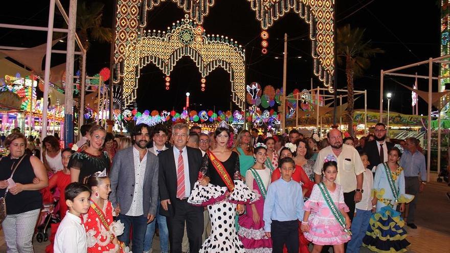 El guitarrista Daniel Casares, el alcalde José María García Urbano y la reina juvenil de la Fiestas recorren el recinto ferial tras el encendido del alumbrado.